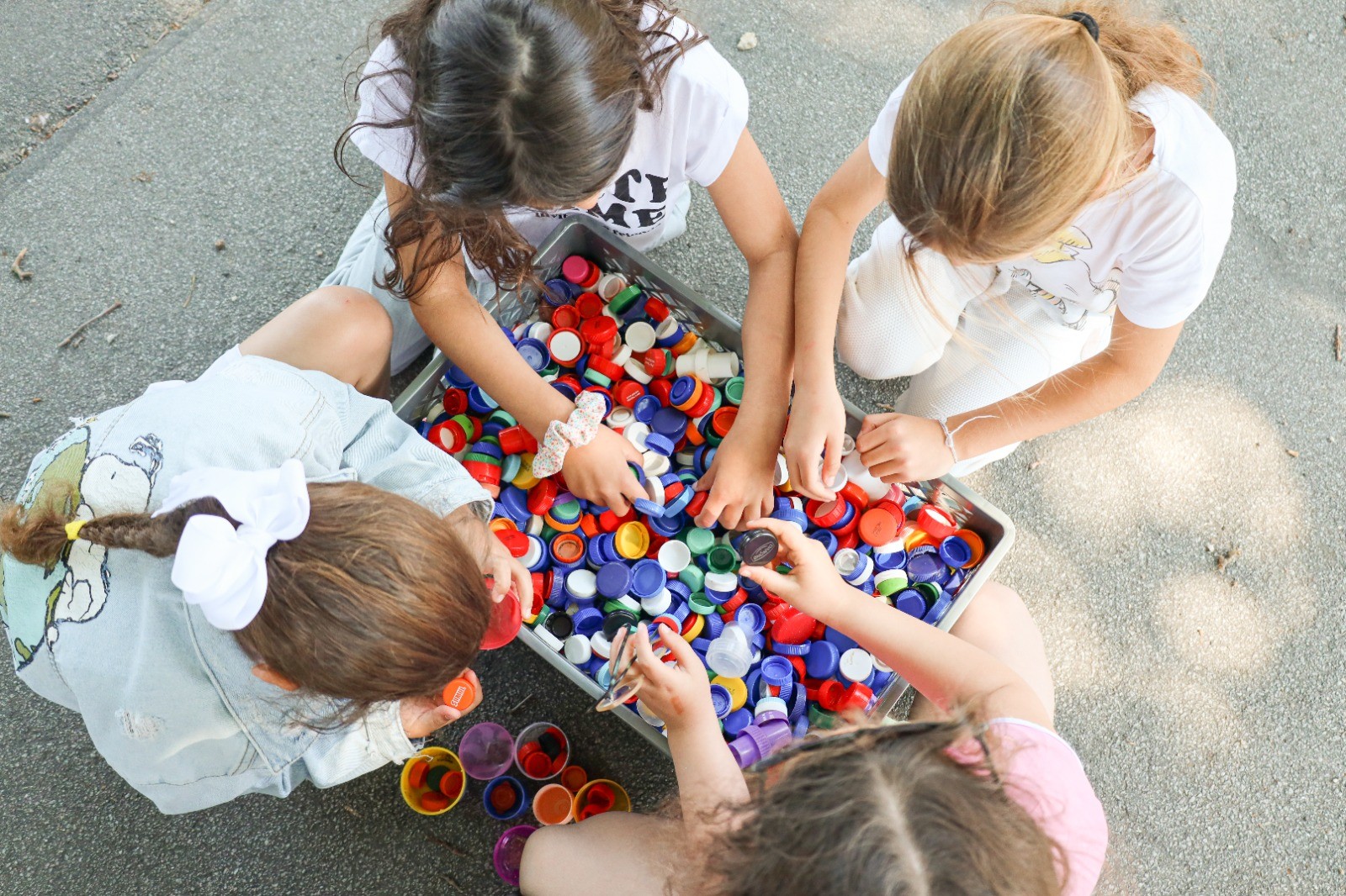 Crianças e professores transformam plástico em brinquedos