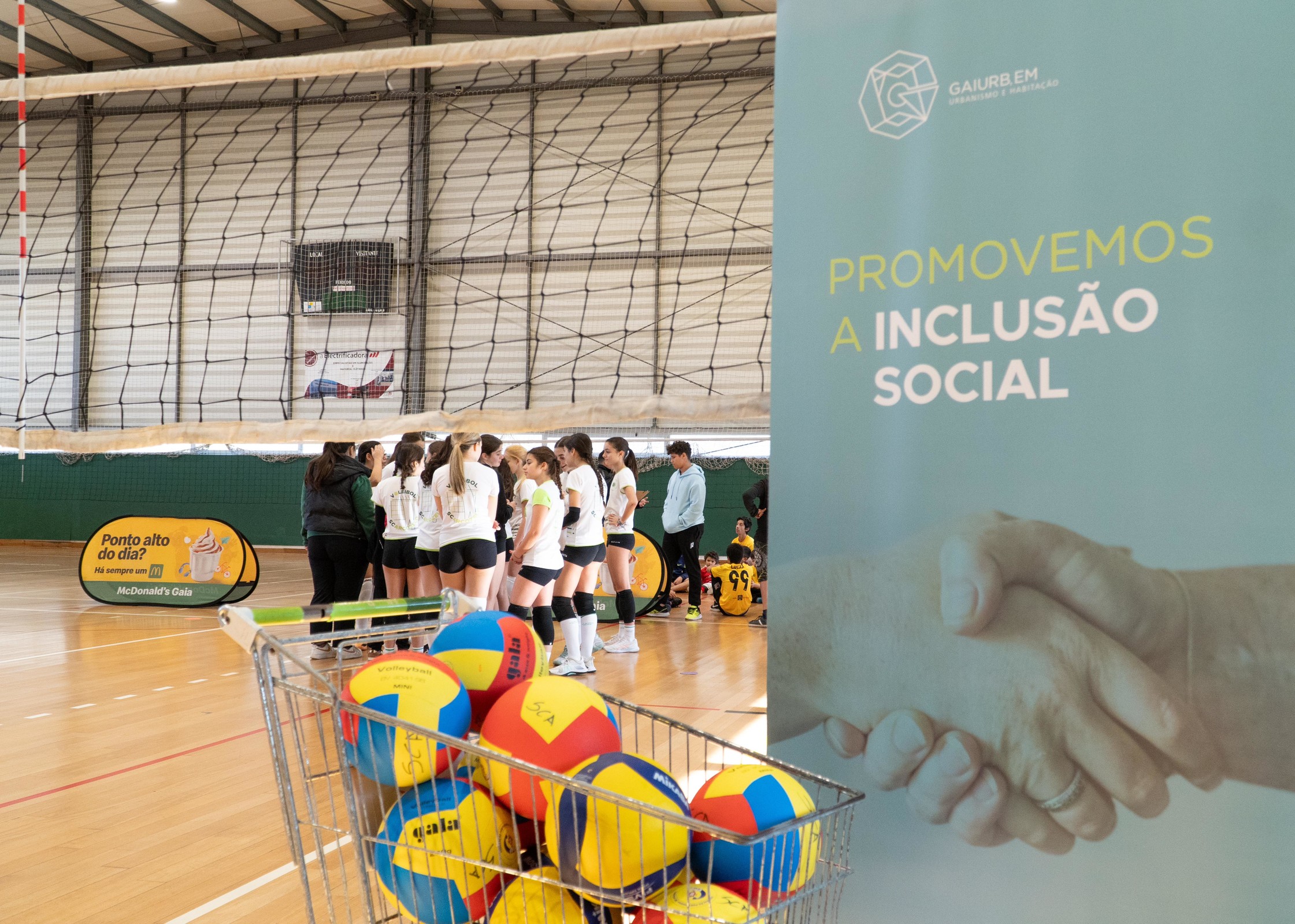 Convívio de voleibol reuniu crianças dos empreendimentos sociais